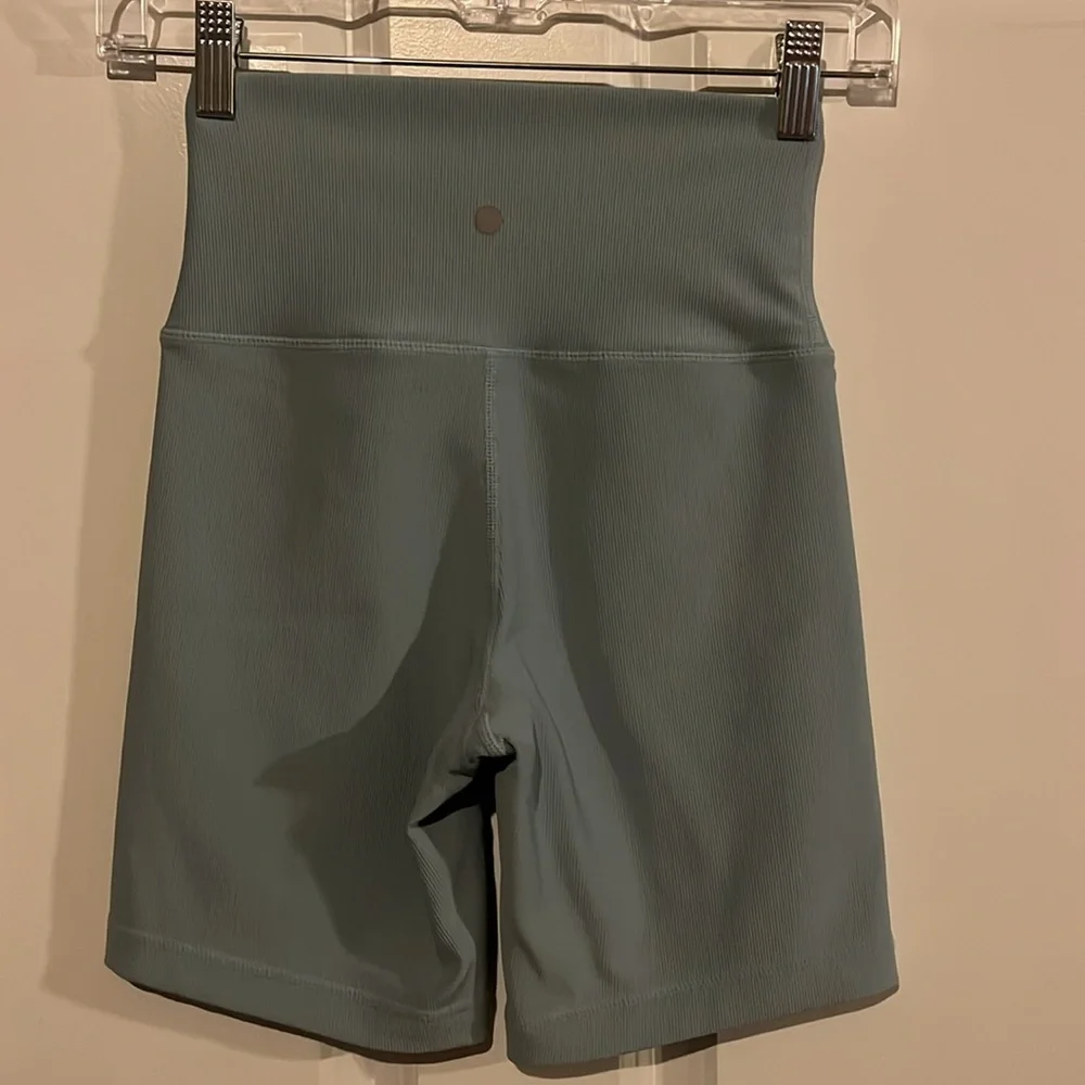 Yogalicious Rib Crossover 7” shorts - Size XS - Picture 2 of 5